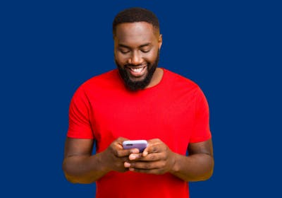 Homem olhando celular nas mãos