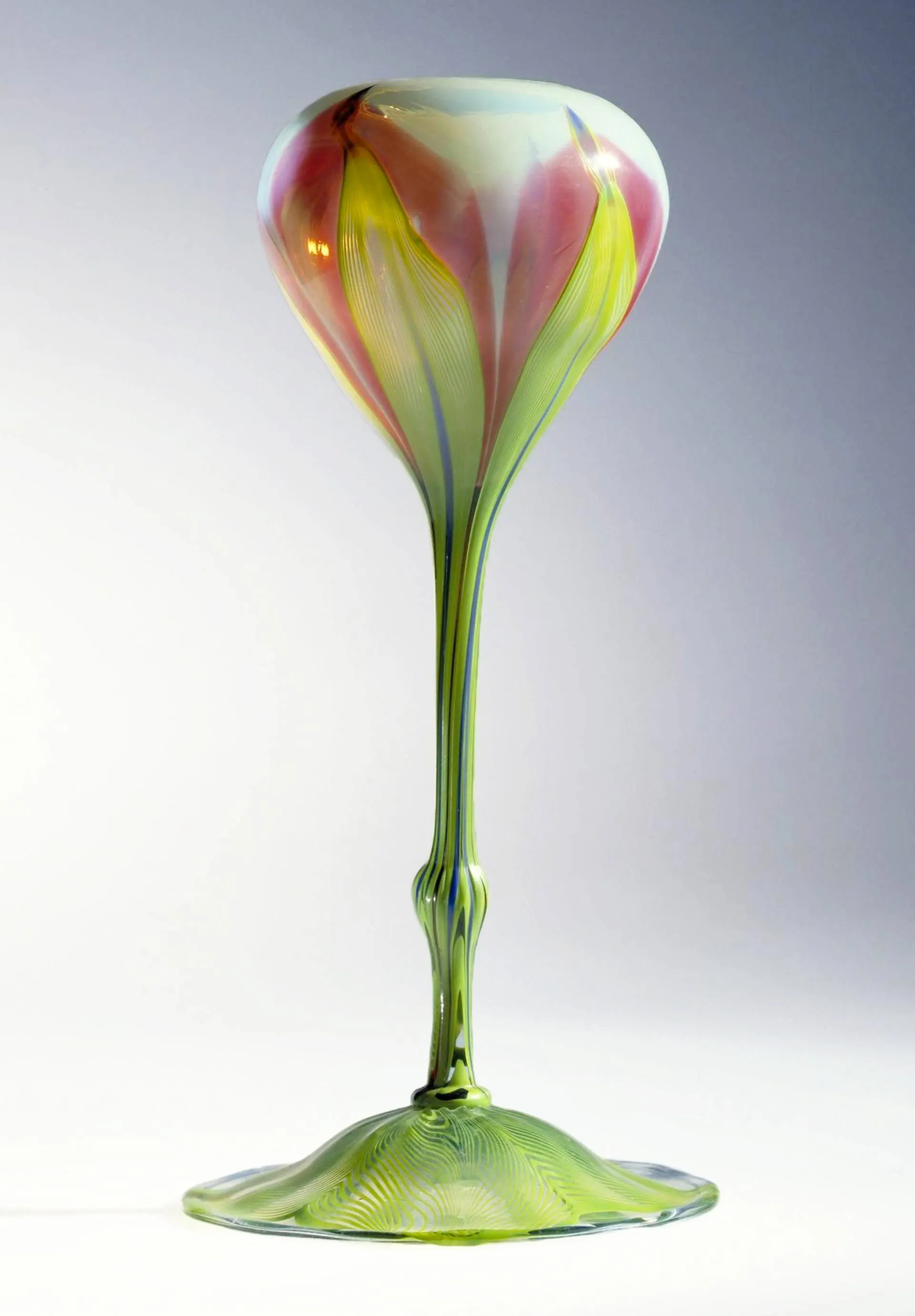 Vaso Favrile, projetado por Louis Comfort Tiffany, representante do Art Nouveau norte-americano
