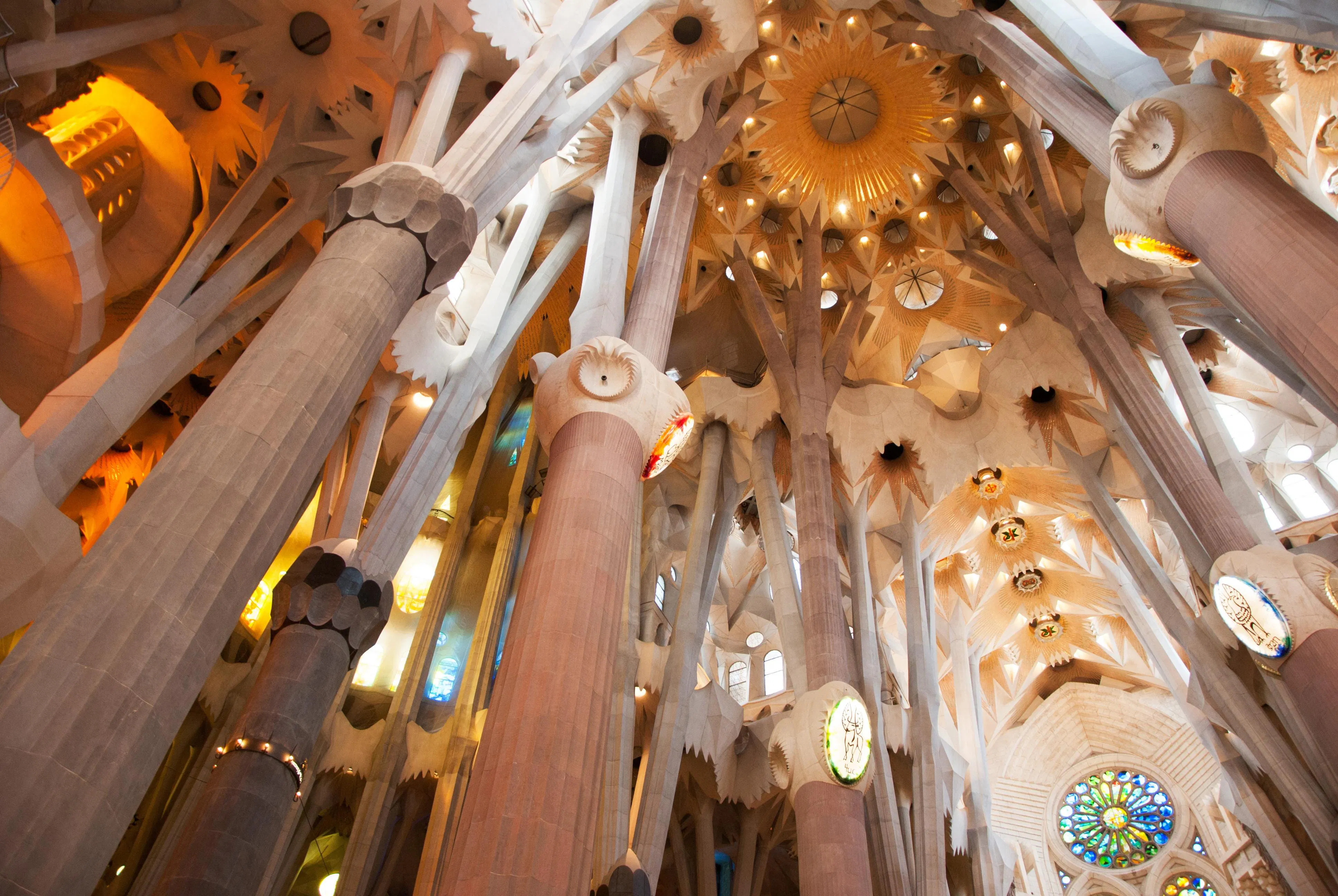 Teto da basílica da Sagrada Família, construção mais famosa de Gaudí e que segue em construção até hoje (desde 1882).