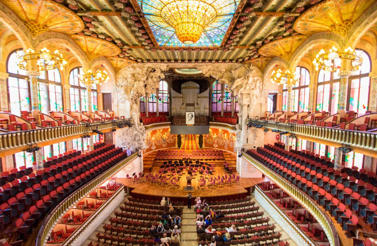 Gaudí não é o único arquiteto do Modernismo Catalão. Lluís Domènech i Montaner (1850-1923) foi um pioneiro do estilo. Na imagem, o Palácio da Música Catalã projetado por ele (inaugurado em 1908).