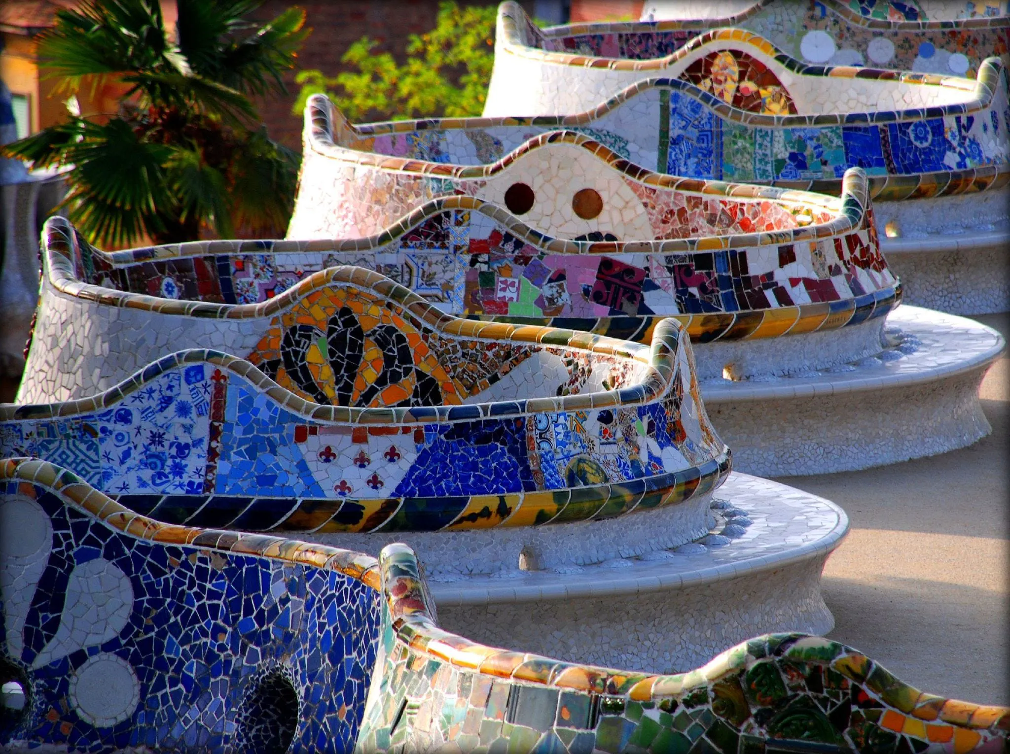 Mosaicos de cerâmica no Parque Guell, projetado por Gaudí