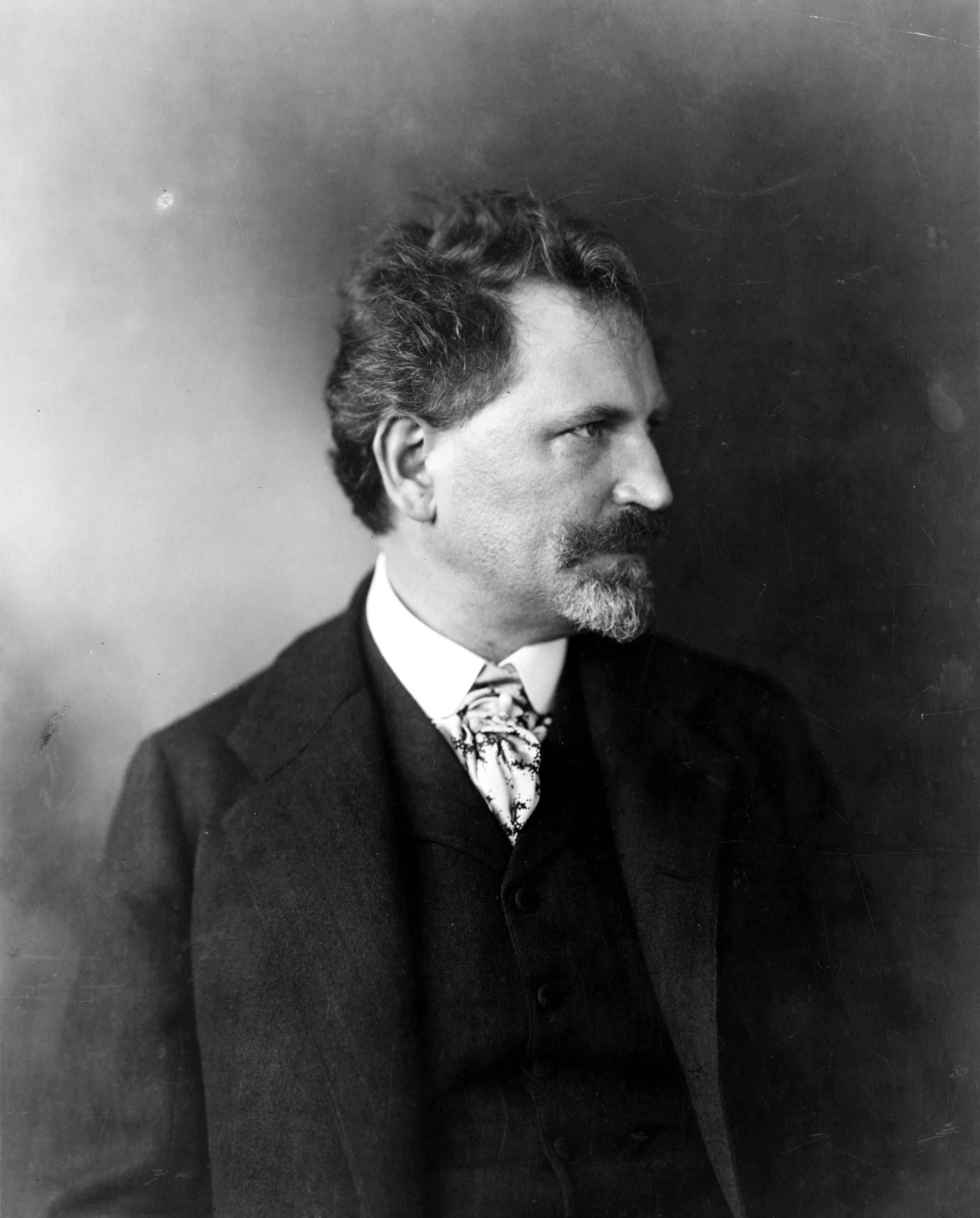 Alphonse Mucha (1860-1939), artista checo que definiu boa parte da cara do Art Nouveau parisiense.
