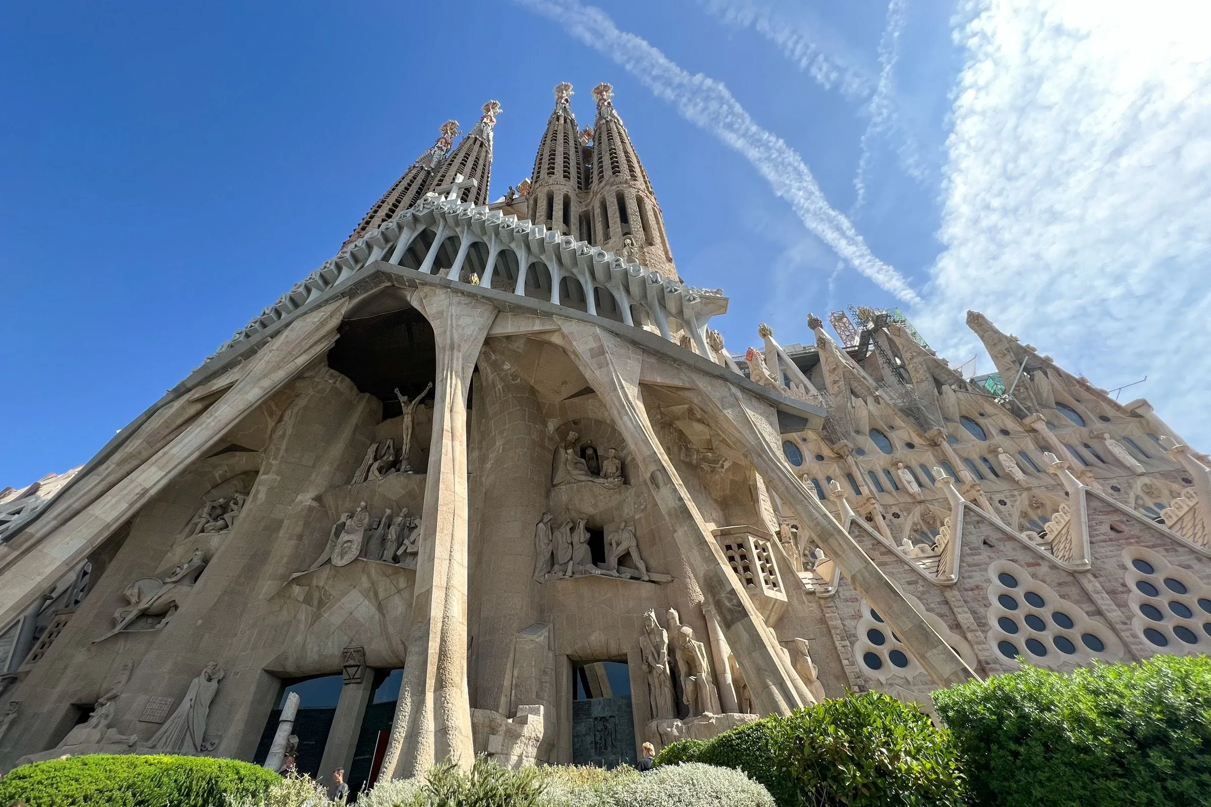 Na Sagrada Família, uma estrutura pontiaguda que remete à arquitetura gótica, além das esculturas e gárgulas distribuídas ao longo de toda fachada.