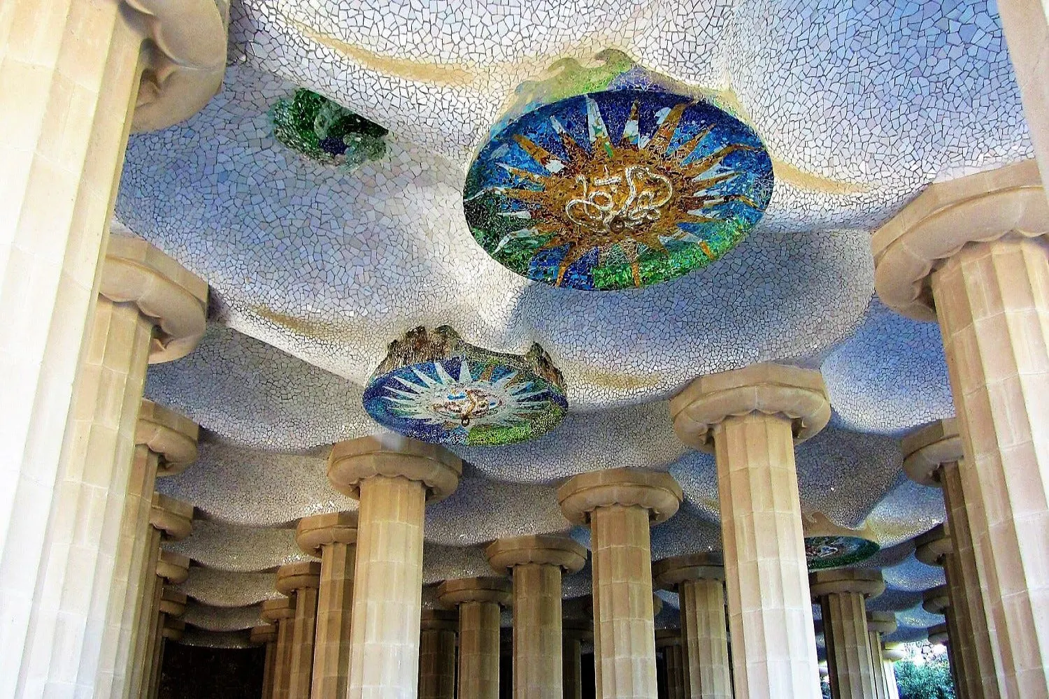 No Parque Guell, colunas que remetem à arquitetura grega.