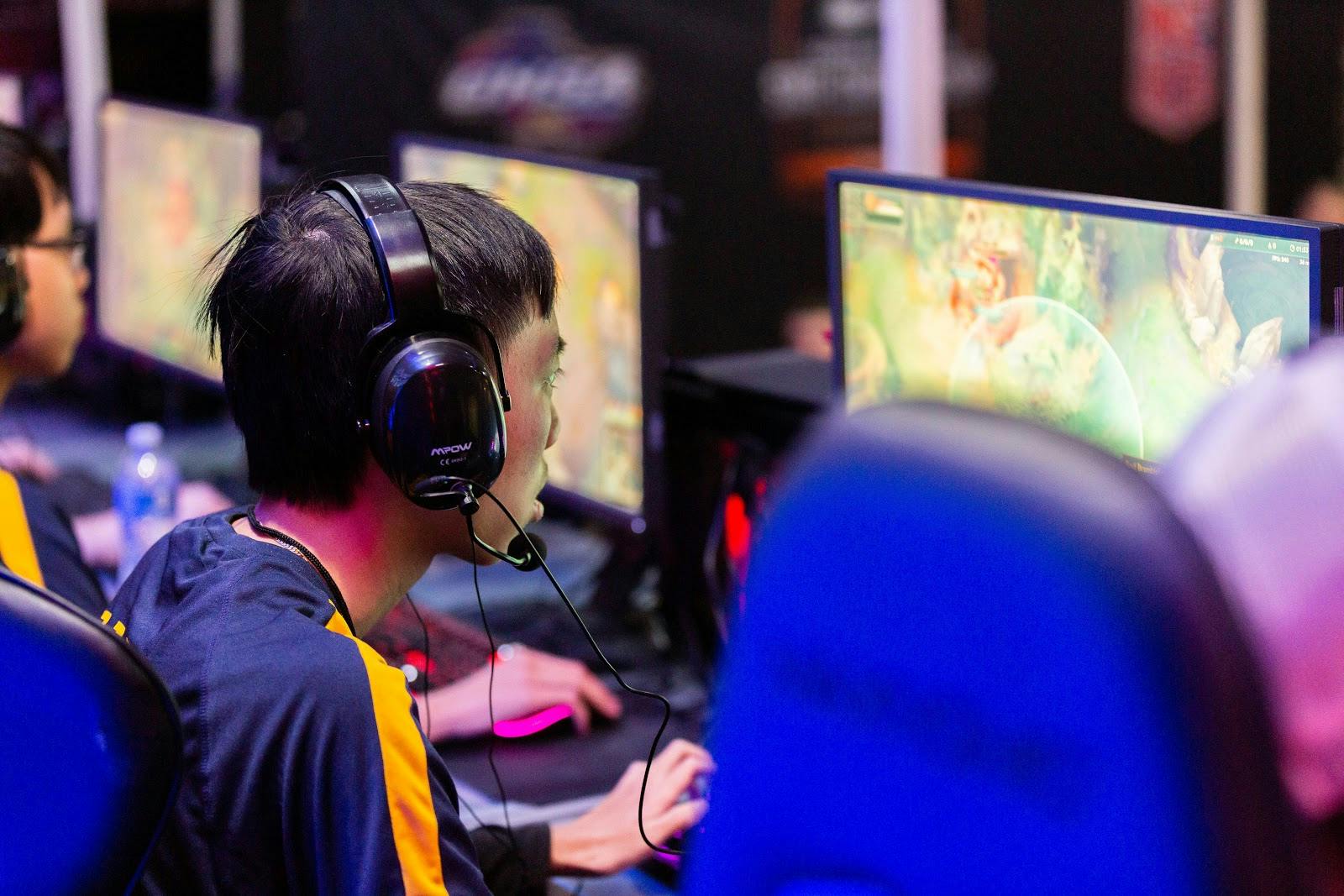 League of Legends player