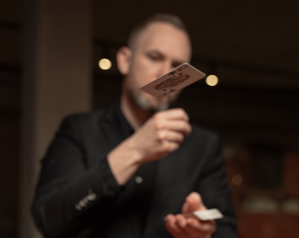 Poker Karte wird aus der Hand geworfen