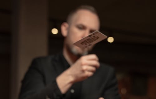 Spielkarte wird geworfen