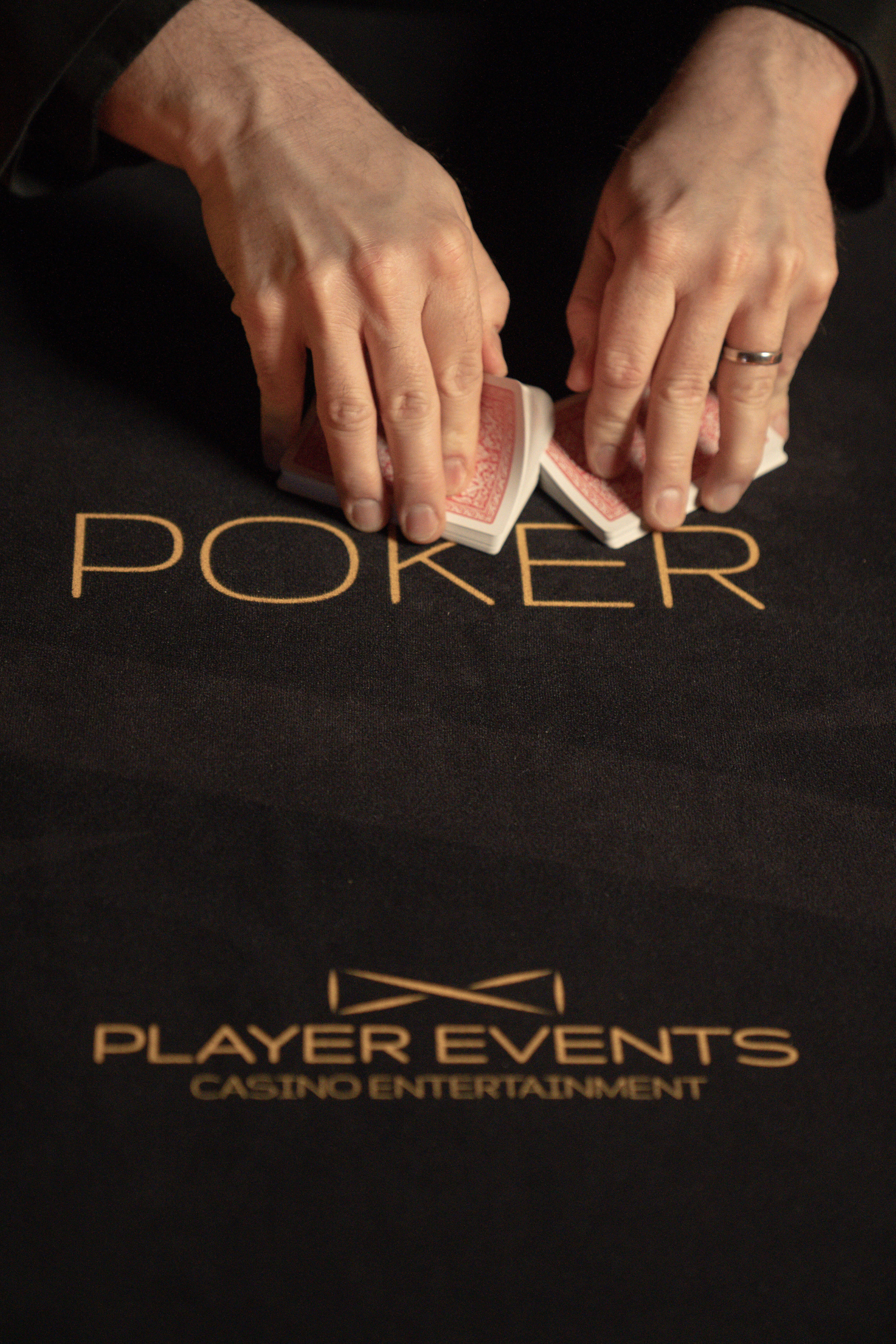 Karten in Händen auf Pokertisch