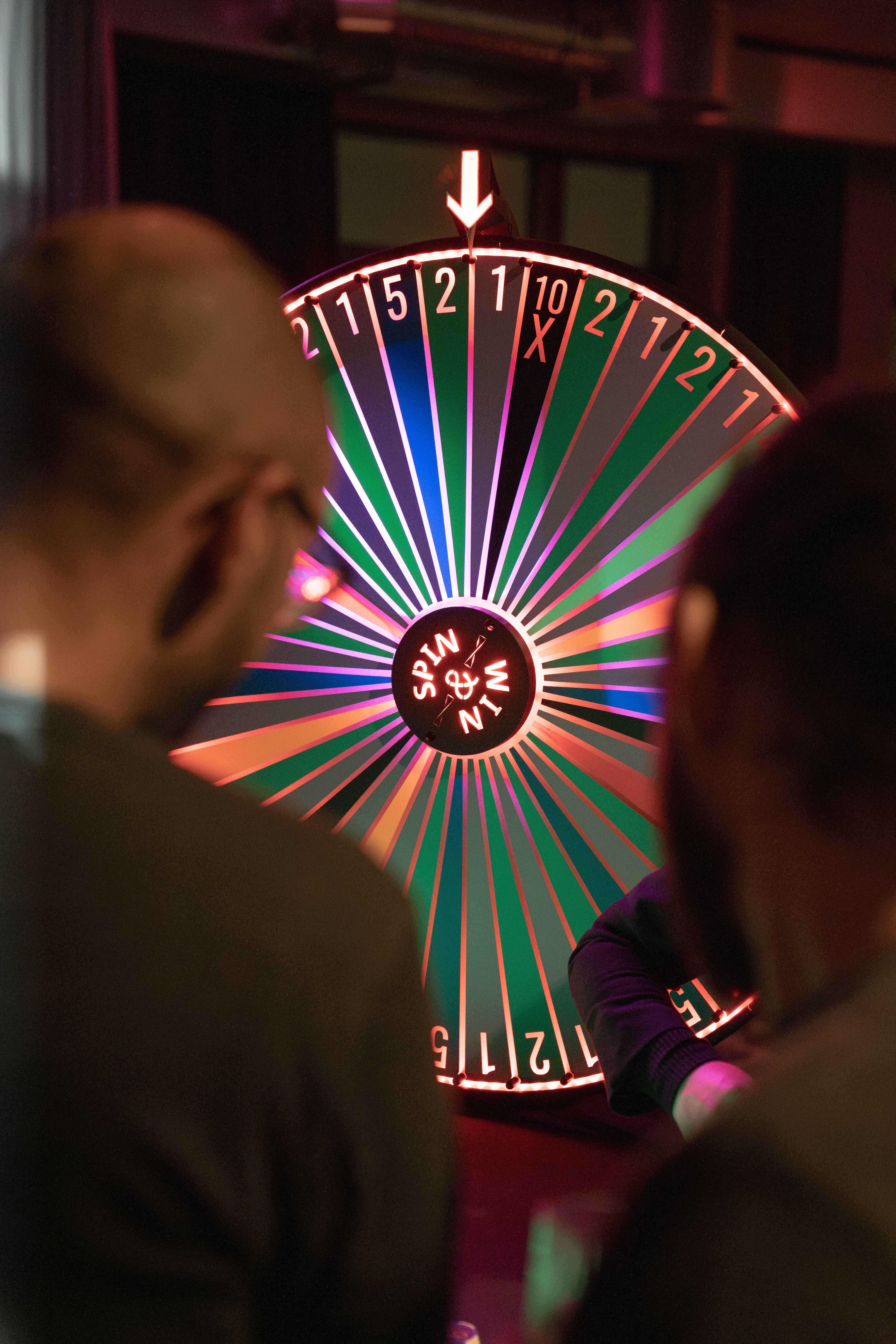 Menschen vor dem Glücksrad