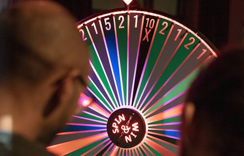 Menschen vor dem Glücksrad