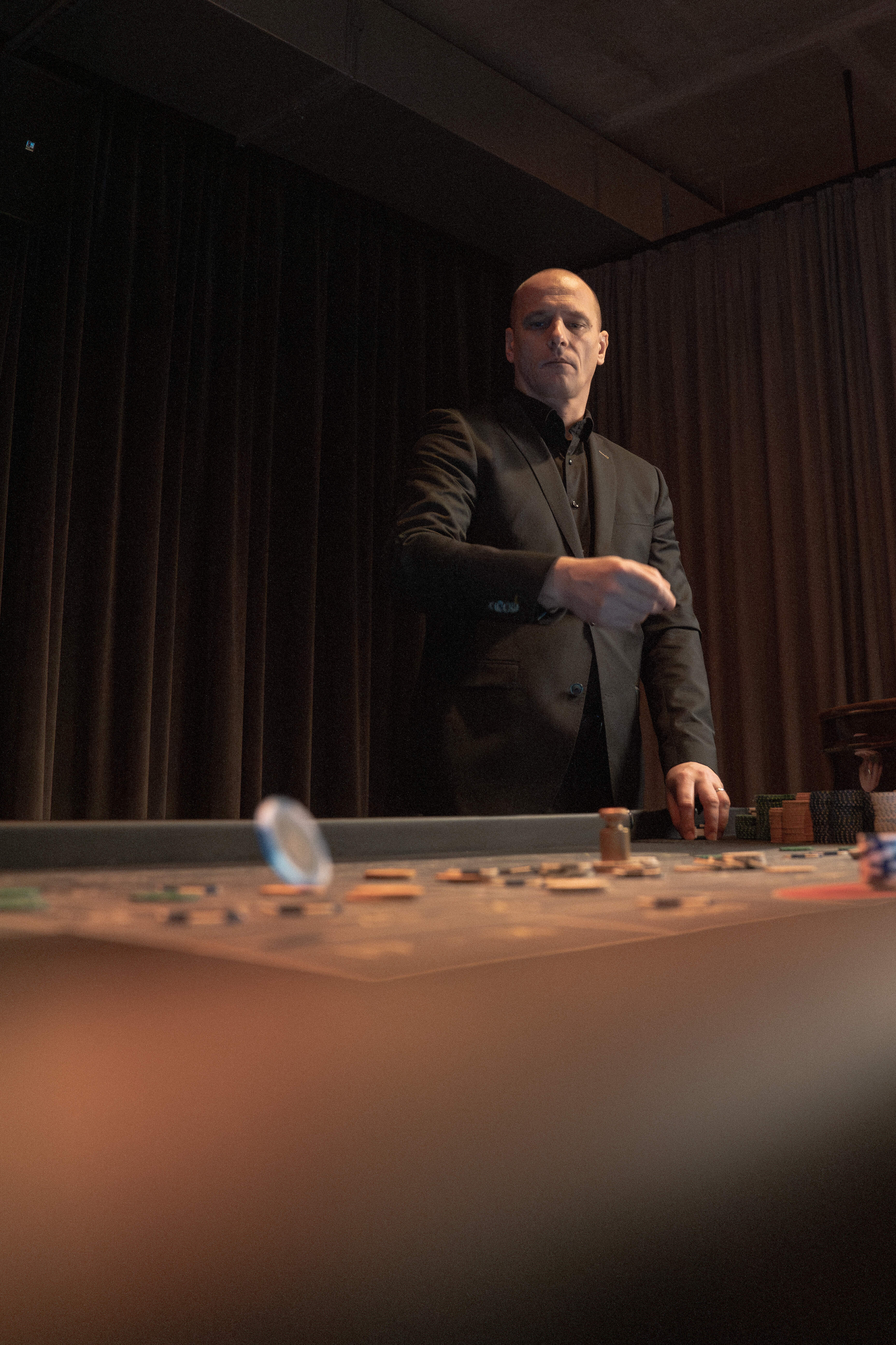 Croupier am Roulette Tisch