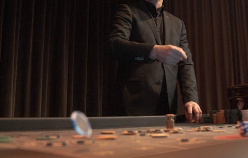 Croupier am Roulette Tisch