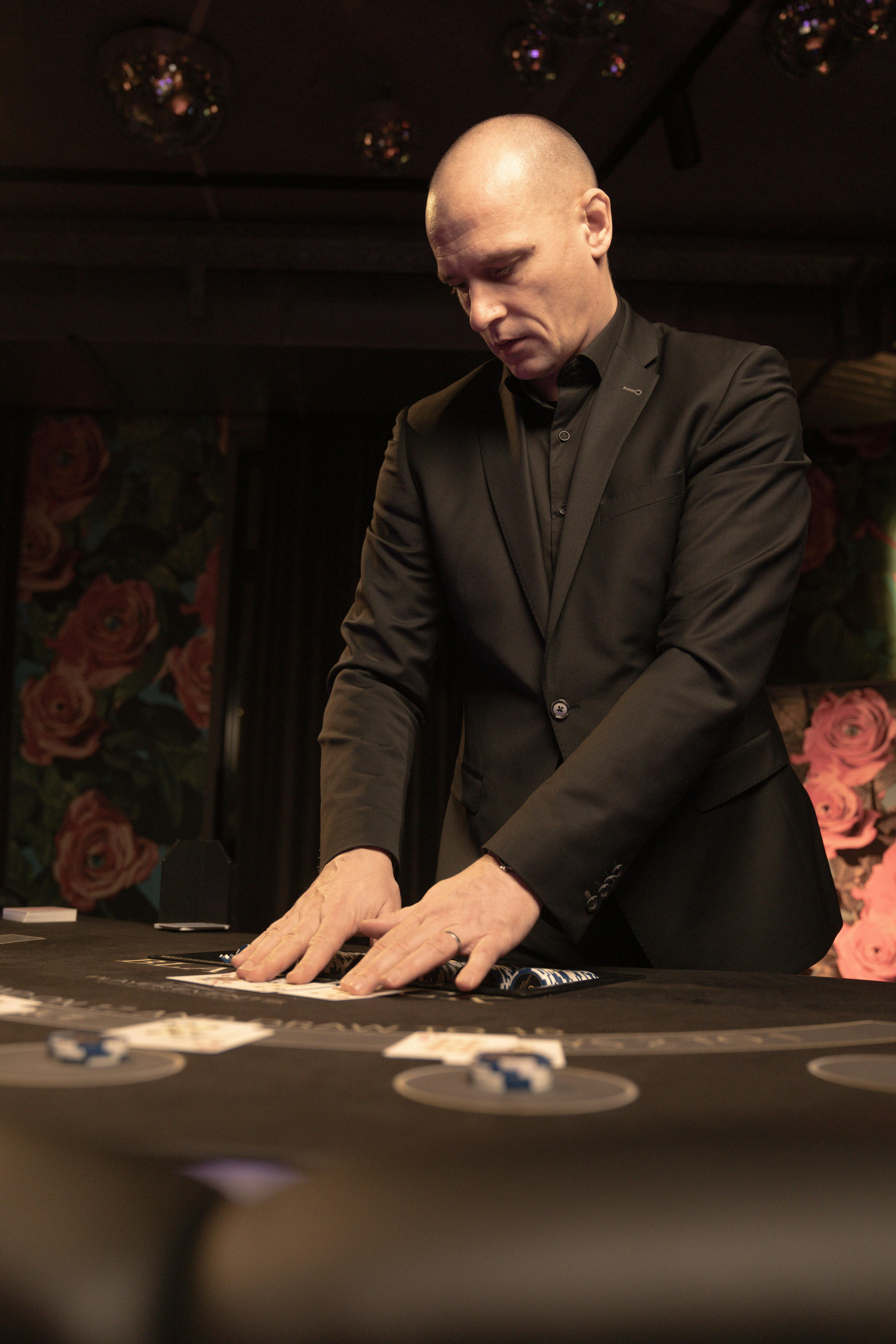 Blackjack Croupier am Spieltisch
