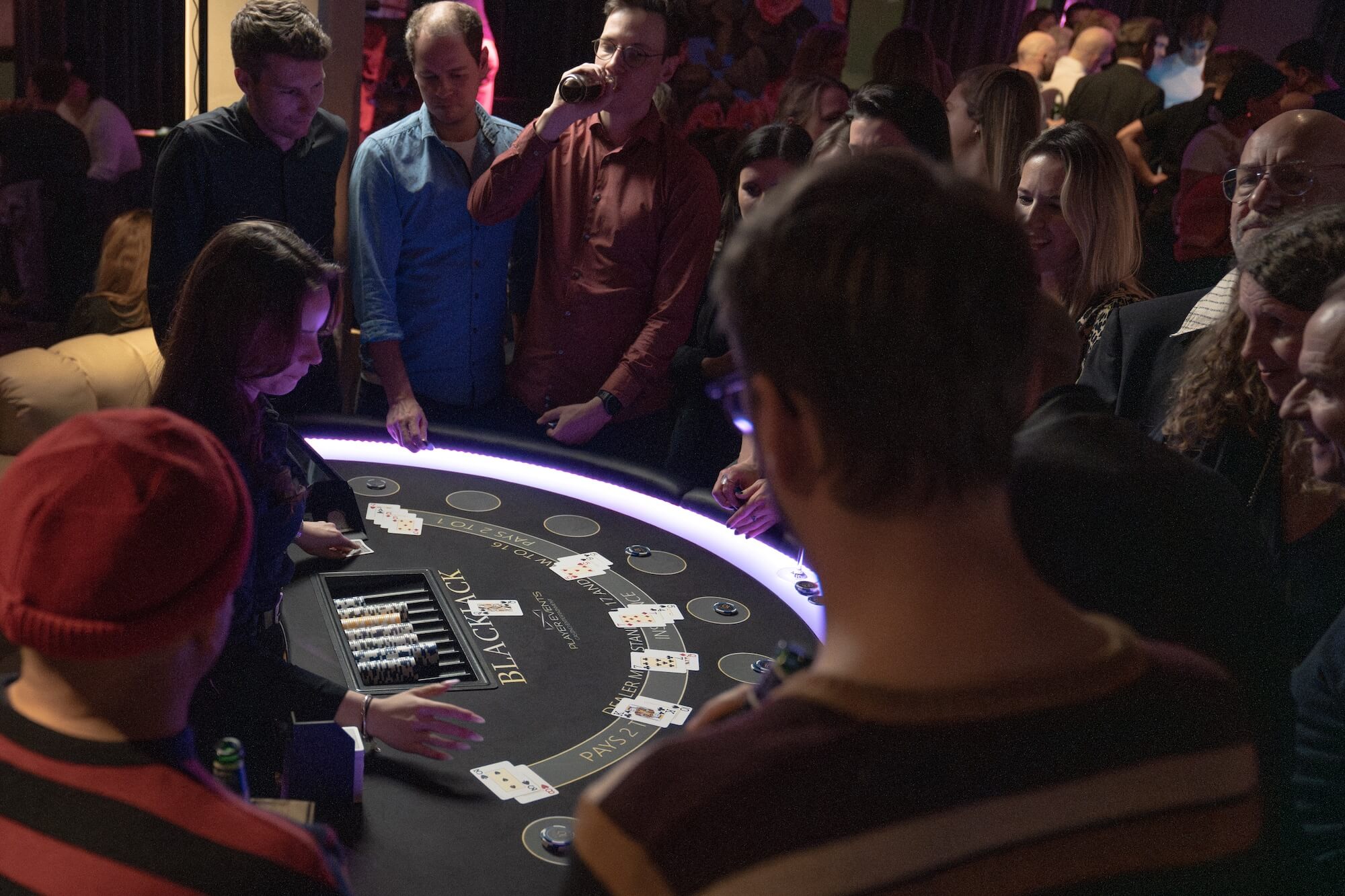 Menschen beim Black Jack spielen