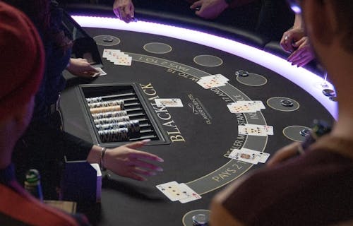 Menschen am Blackjack Tisch