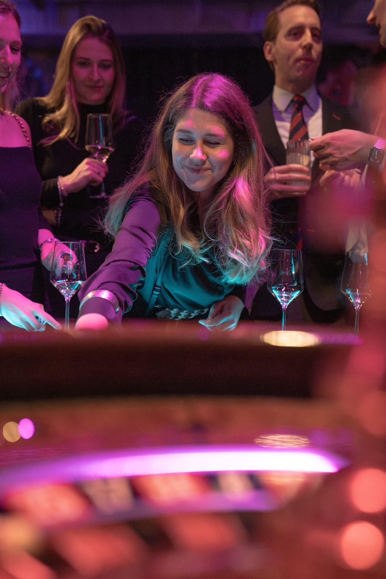 Menschen am mobilen Casinotisch