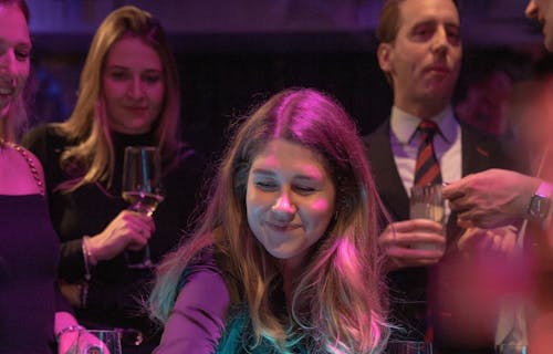 Menschen am mobilen Casinotisch