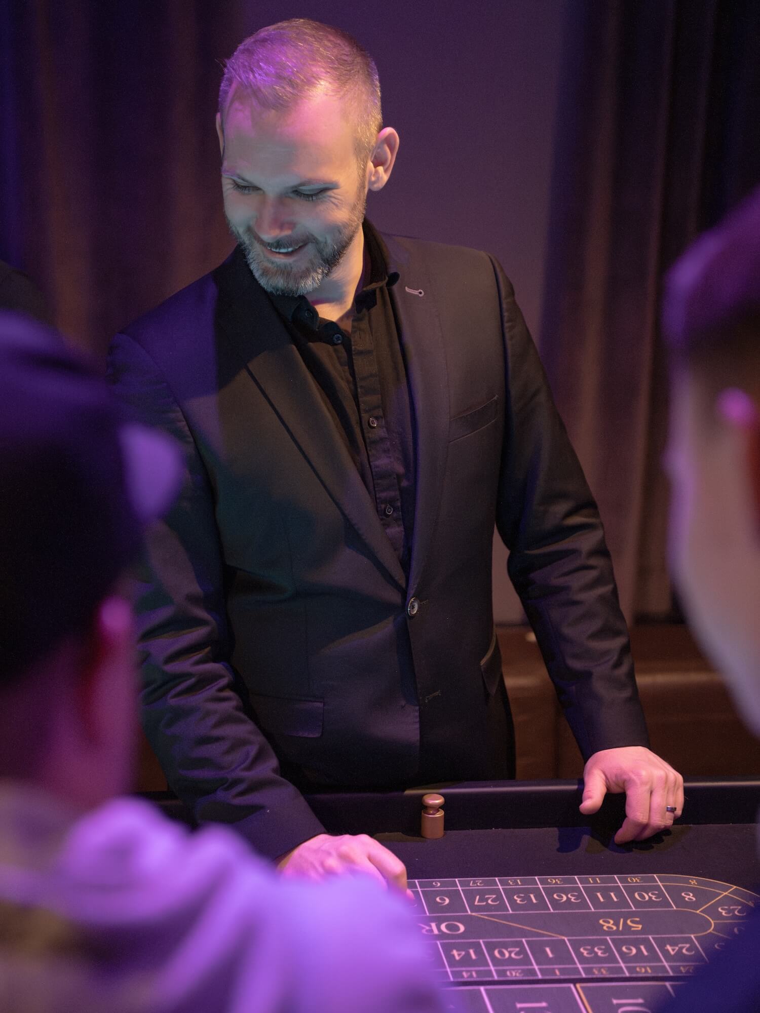 Poker Dealer am Spieltisch