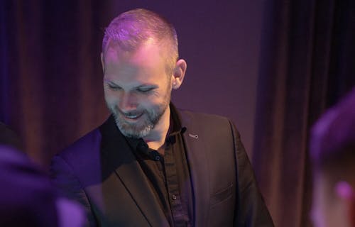 Poker Dealer am Spieltisch