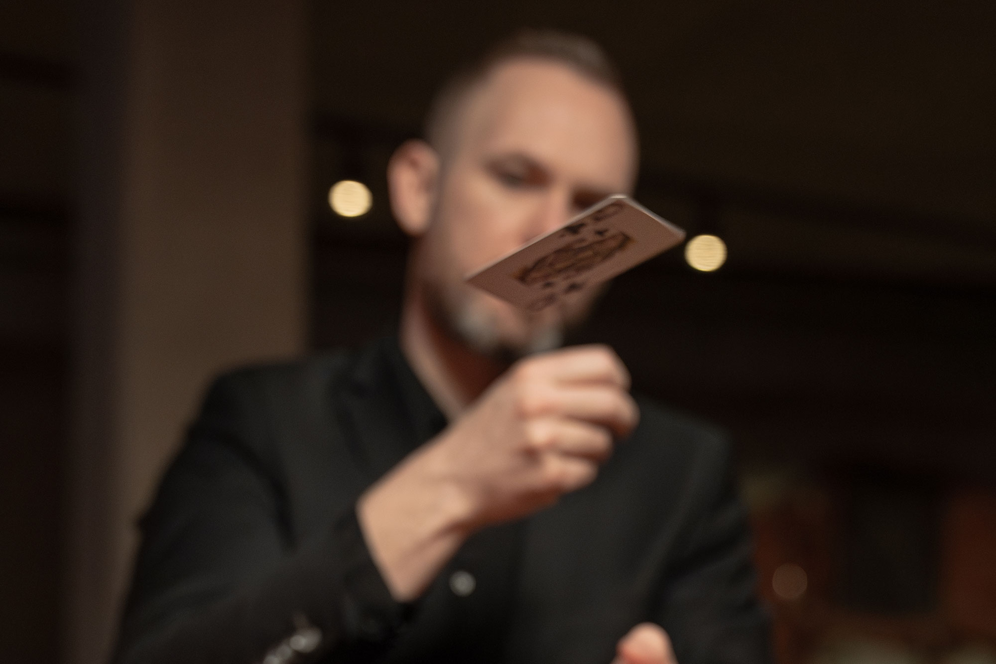 Casino Spielkarte wird geworfen