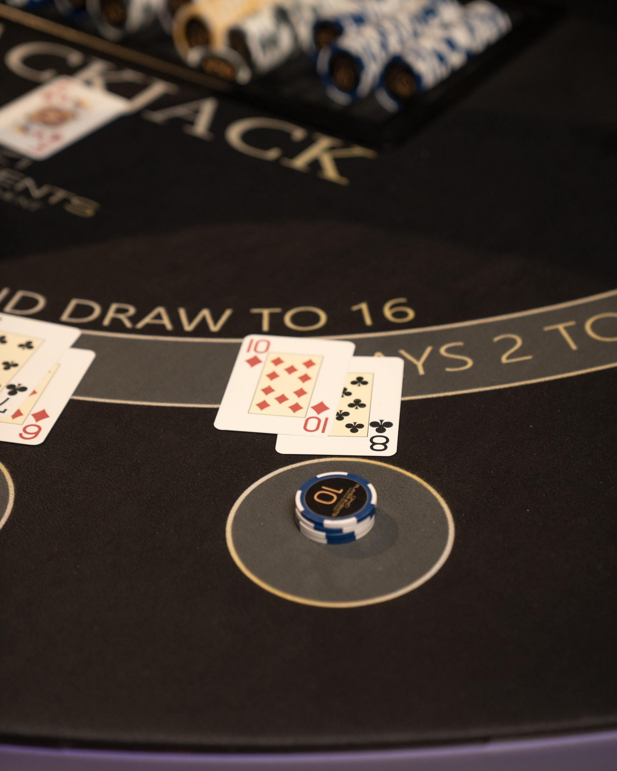 Blackjack Spielkarten auf Casinotisch