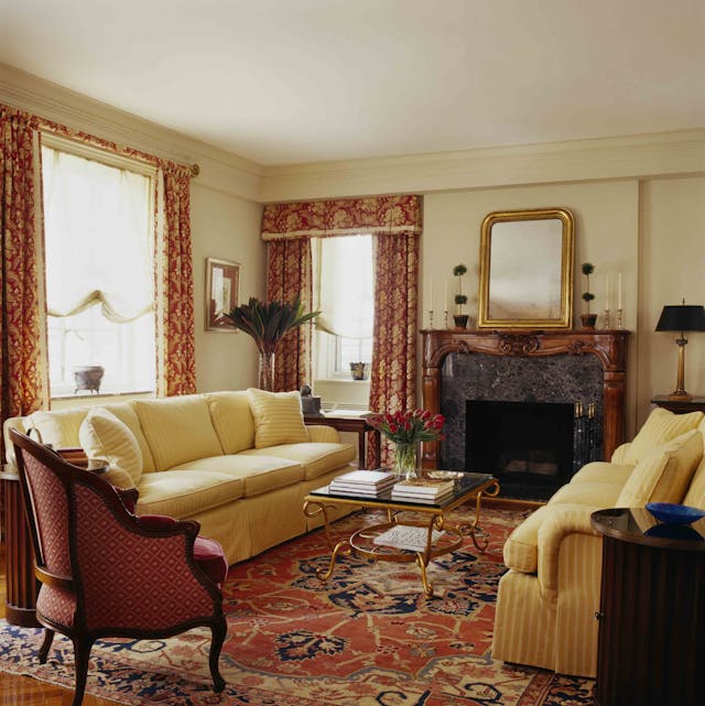 Traditional Six Living room