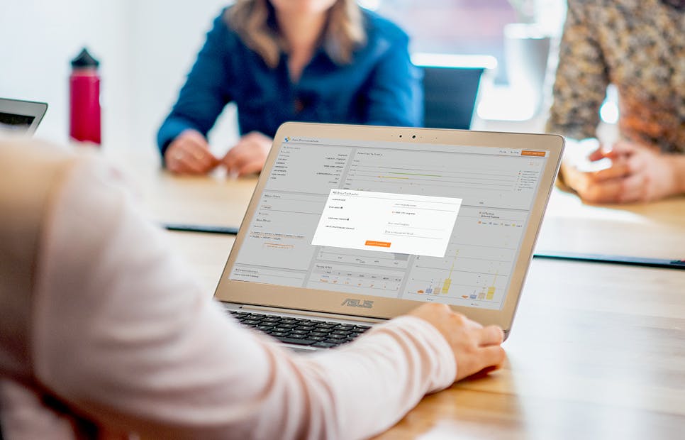 women hand on computer with dash enterprise snapshot engine on screen