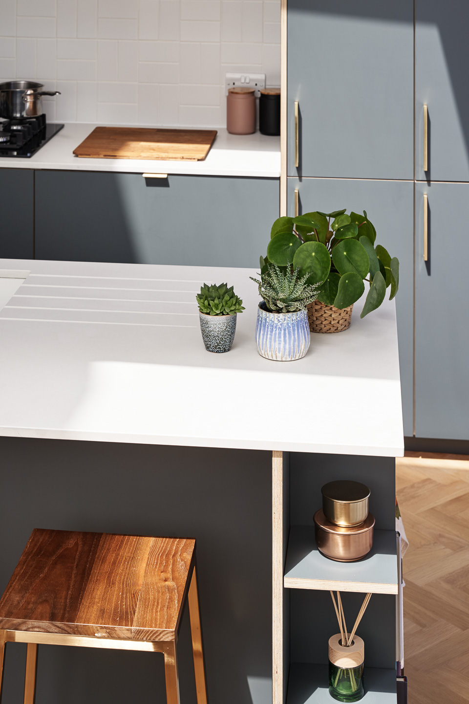 Fenix Verde Comodoro fronts combined with brass edge pull handles in our Woodlands Road kitchen