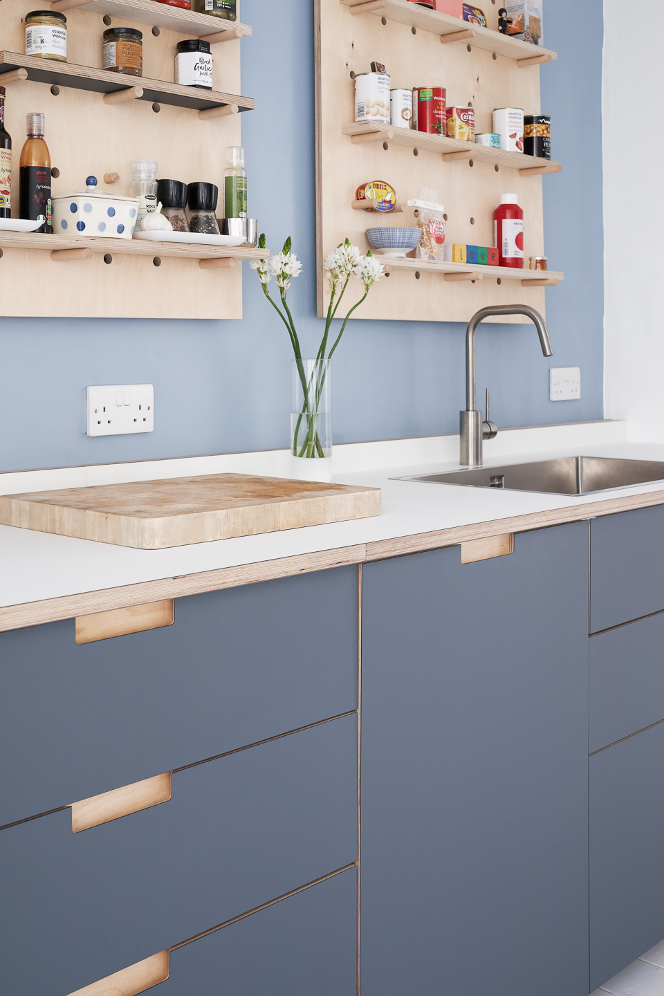 Featuring Fenix Grigio Bromo fronts with semi-recessed birch handles and a Fenix Bianco Kos worktop.