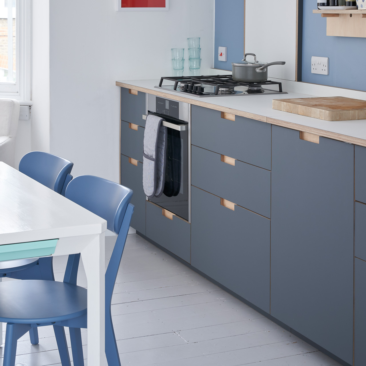 Featuring Fenix Grigio Bromo fronts with semi-recessed birch handles and a Fenix Bianco Kos worktop.