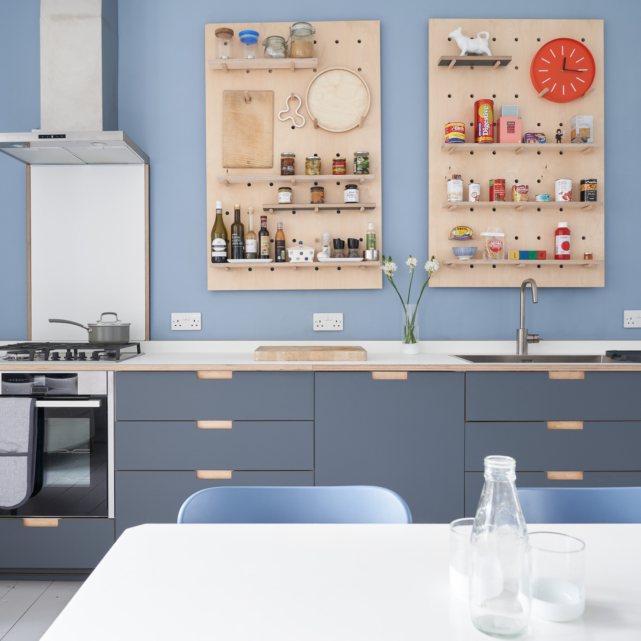 Featuring Fenix Grigio Bromo fronts with semi-recessed birch handles and a Fenix Bianco Kos worktop.