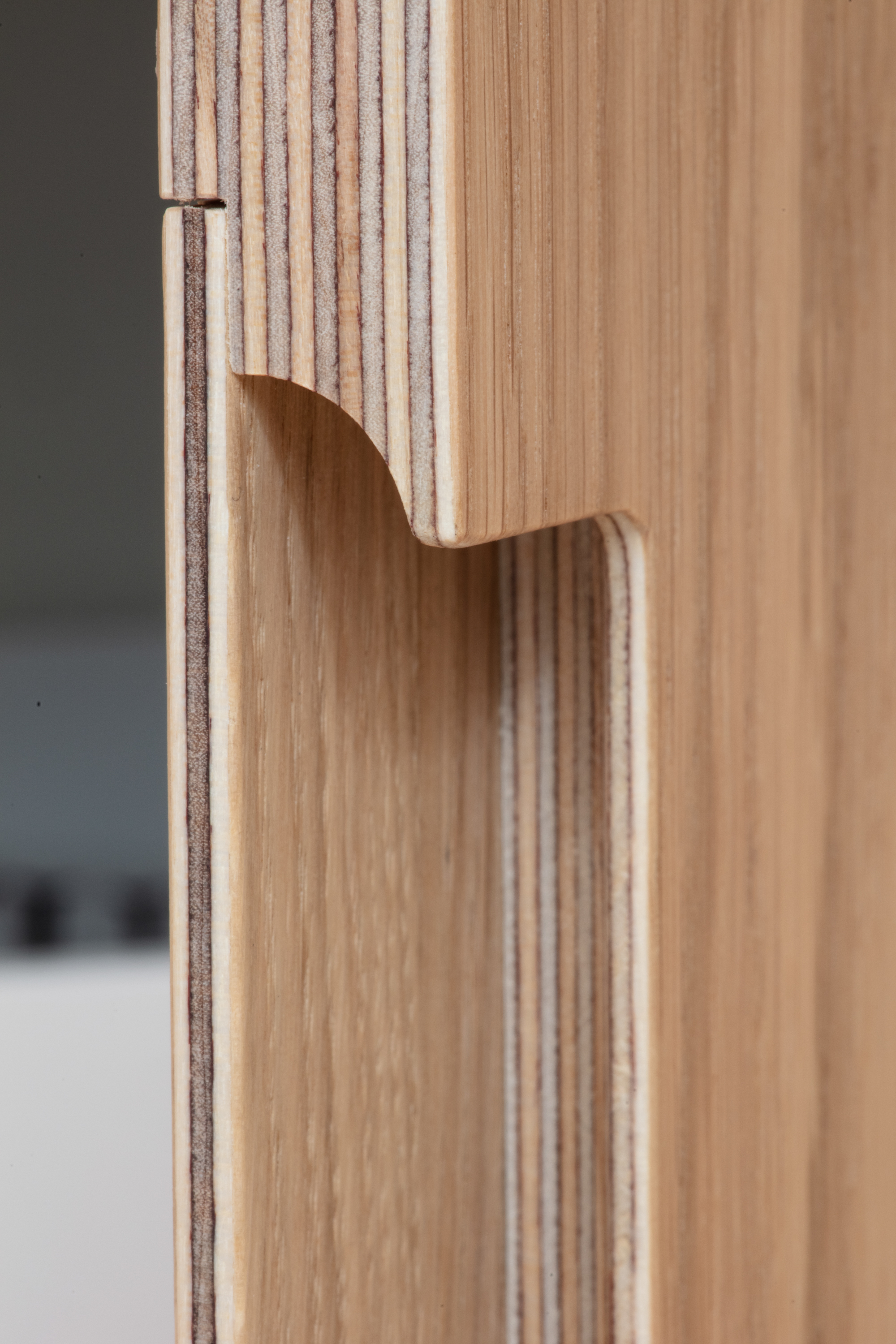 Plykea semi-recessed grab handle