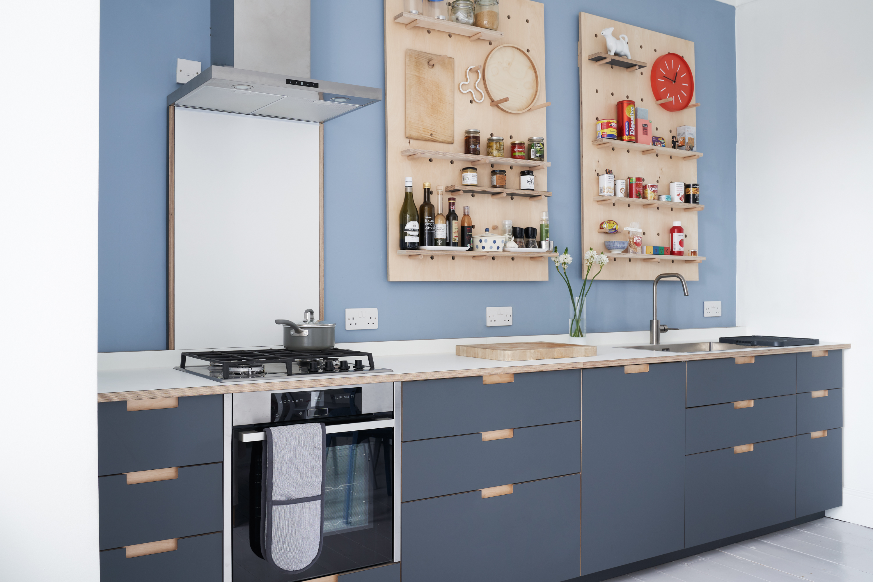 Featuring Fenix Grigio Bromo fronts with semi-recessed birch handles and a Fenix Bianco Kos worktop.