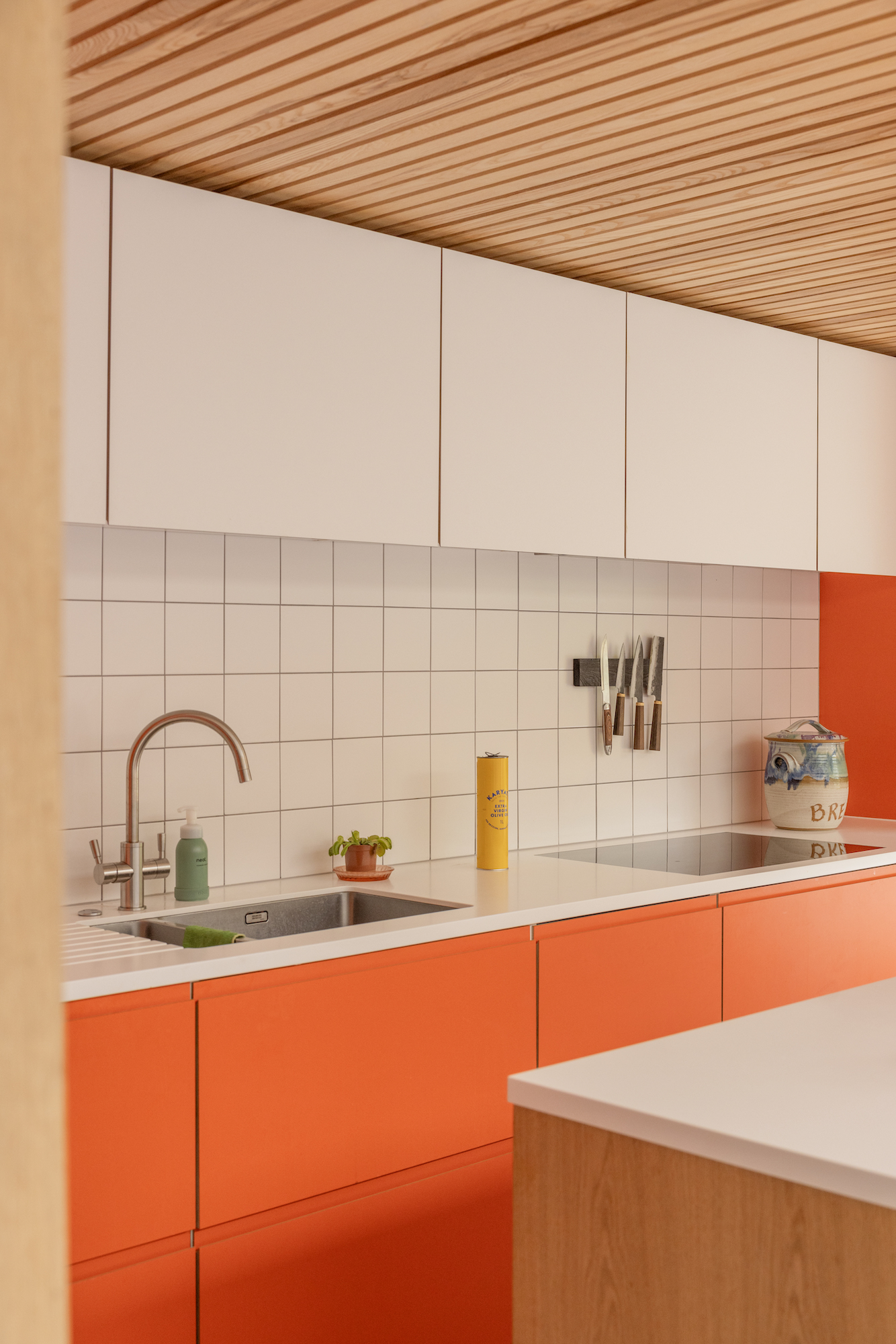 Plykea Formica Clementine with J-Profile handles and Arpa Bianco Nube wall units with invisi-pull doors