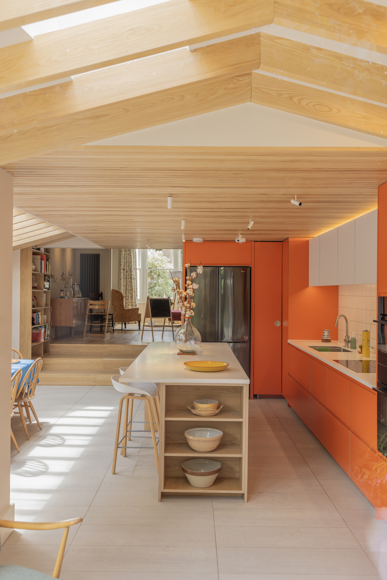 Plykea Formica Clementine and Arpa Bianco Nube wall units with an oak Urtil shelving unit in the island