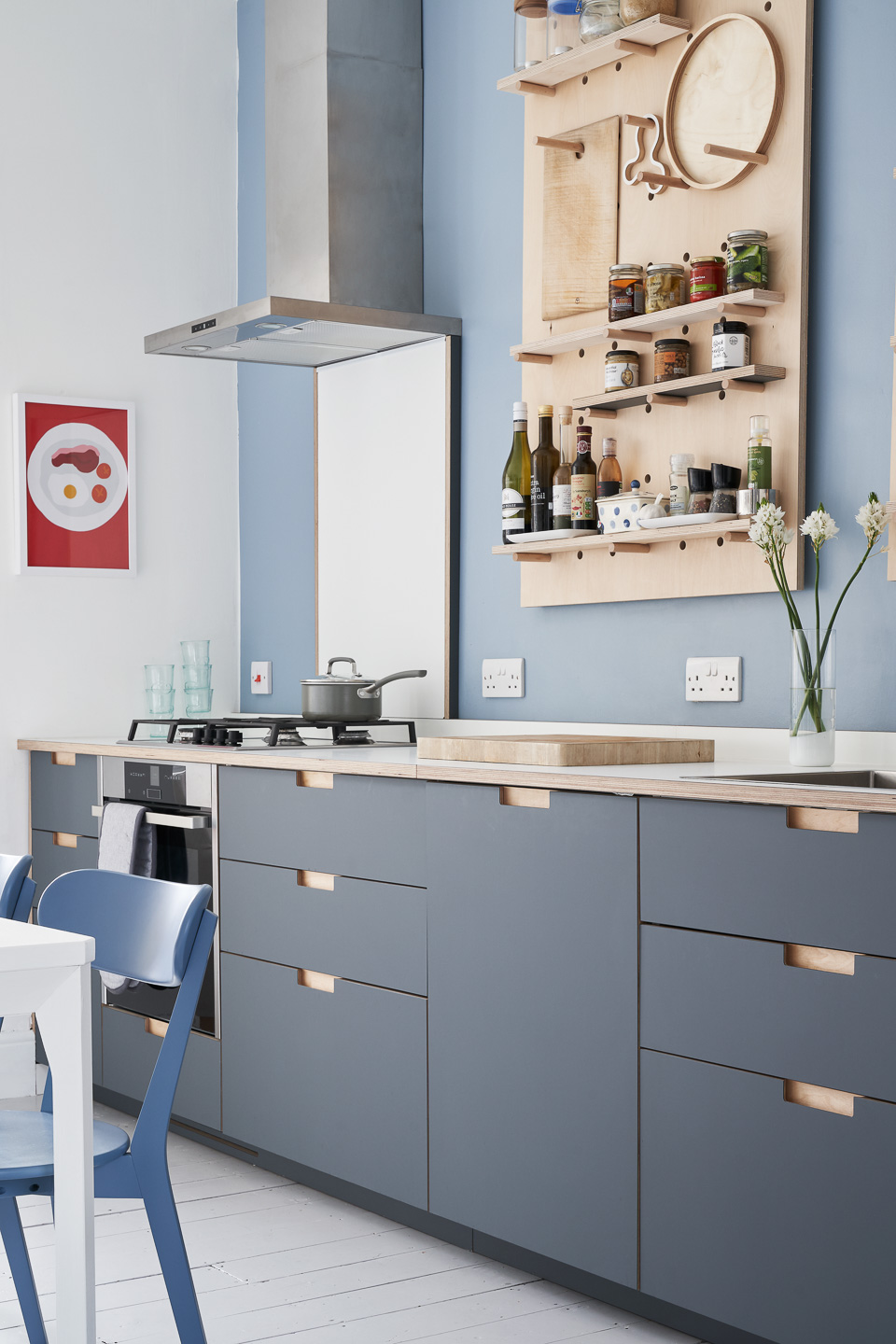 Featuring Fenix Grigio Bromo fronts with semi-recessed birch handles and a Fenix Bianco Kos worktop.