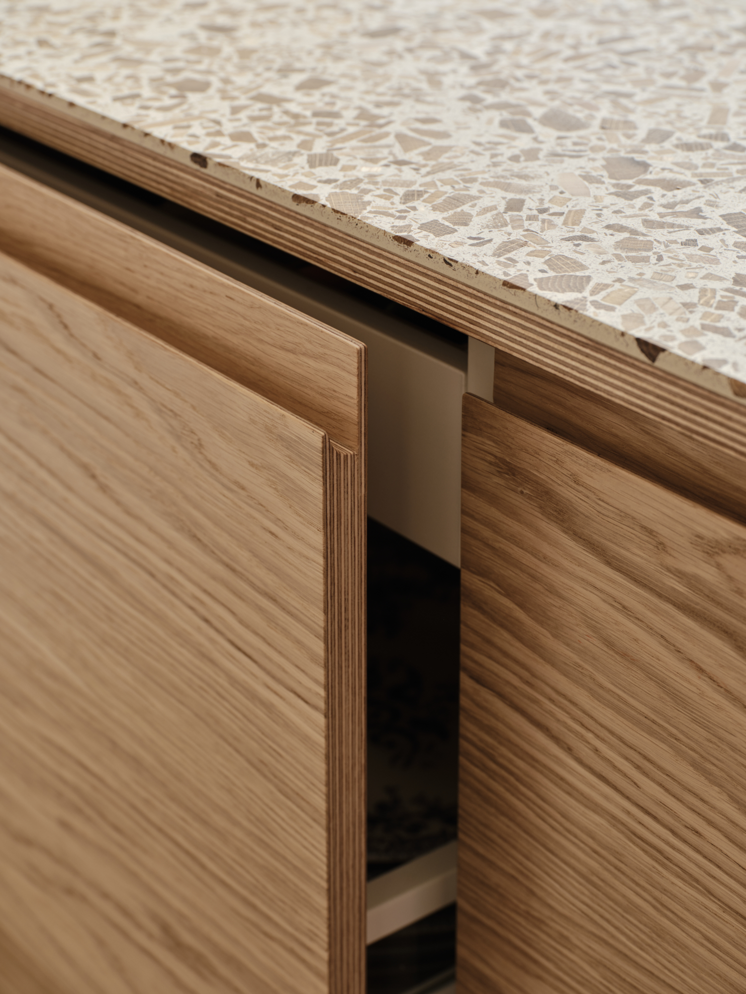 Plykea oak plywood kitchen + J-profile handles