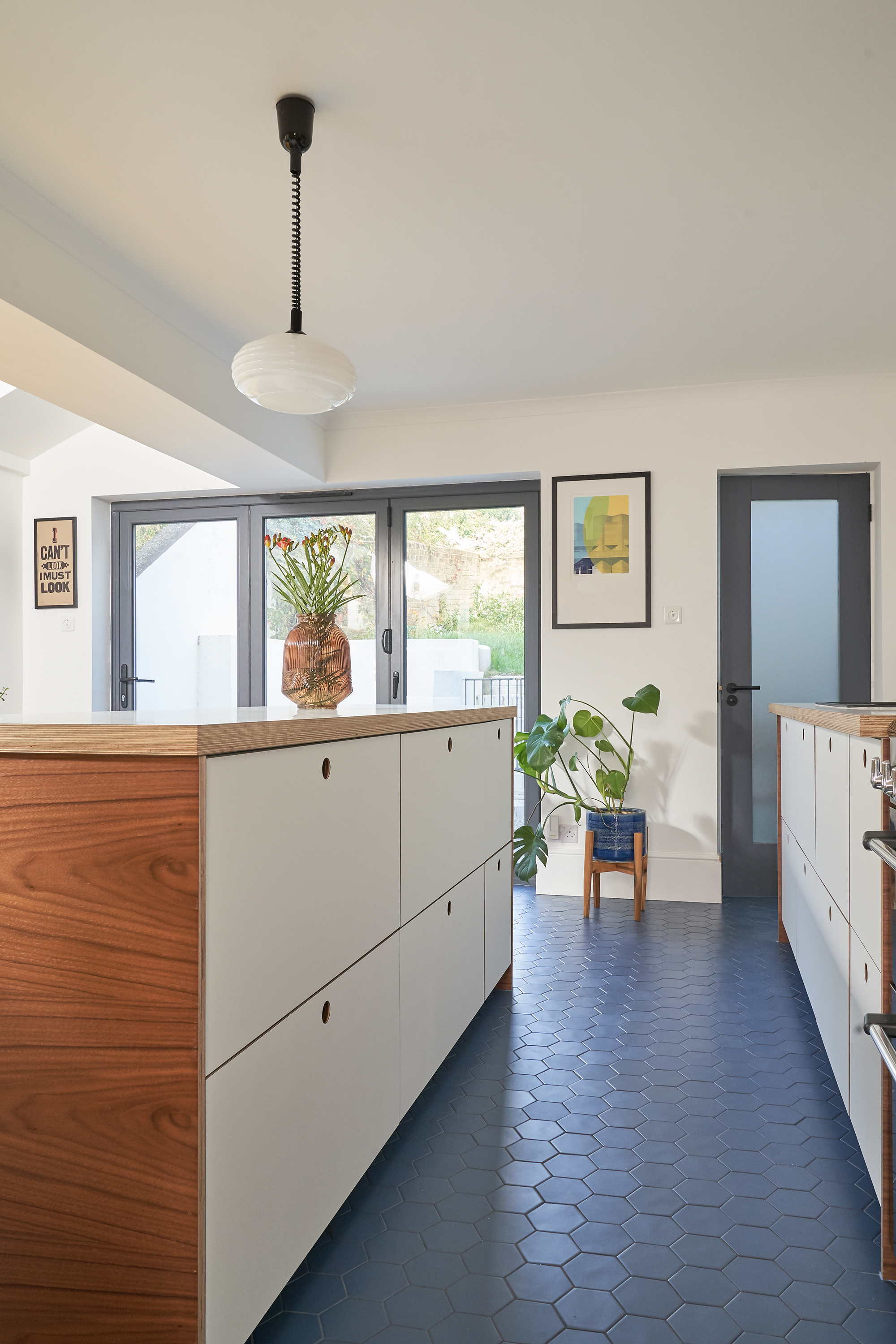 Plykea island with Fenix Bianco Kos fronts, circle handles and a Fenix Bianco Kos Plykea Fenix Bianco Kos fronts with circle handles and a Fenix Bianco Kos countertop