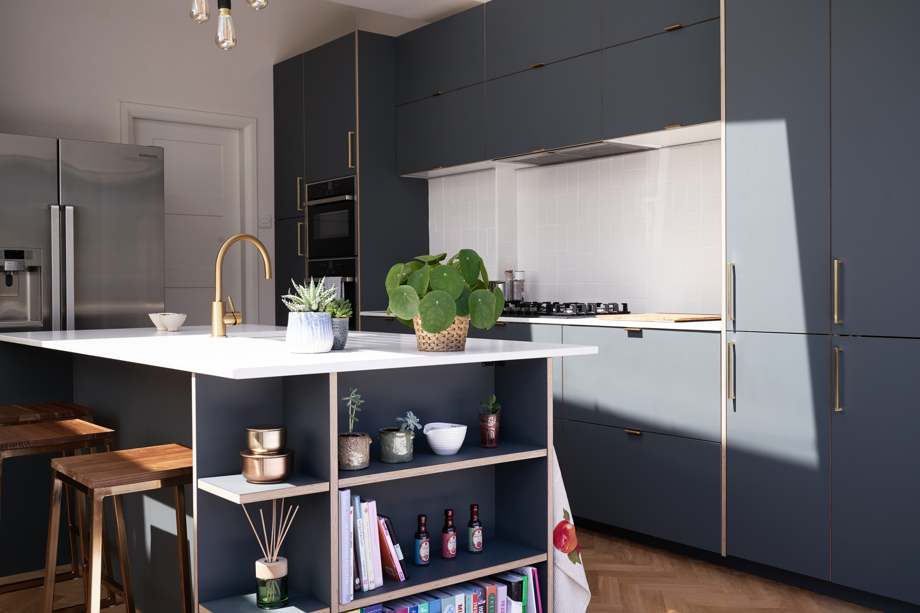 Fenix Verde Comodoro fronts combined with brass edge pull handles in our Woodlands Road kitchen