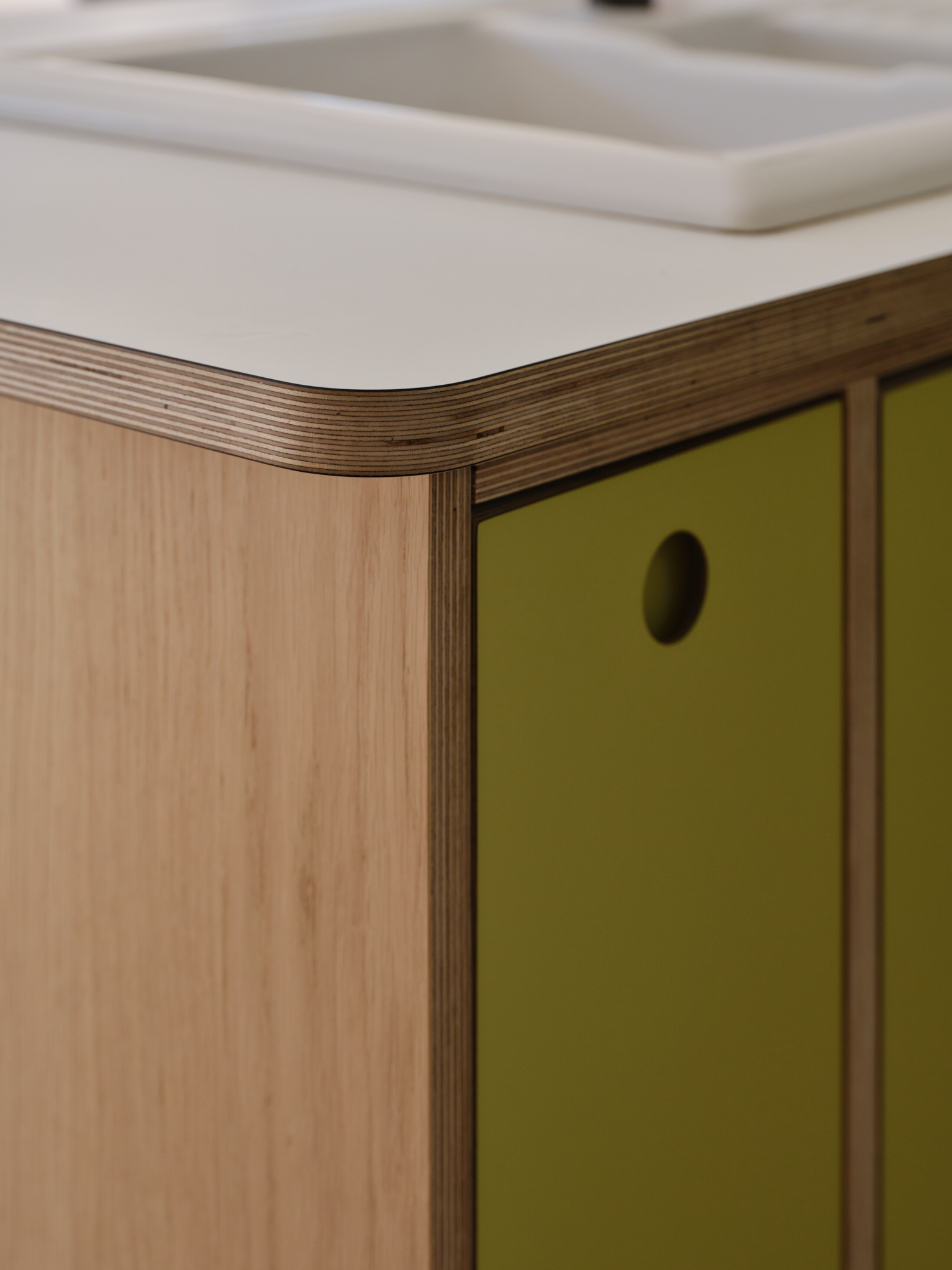 Plykea Formica Wasabi birch plywood kitchen + white Fenix Bianco Kos birch plywood worktop