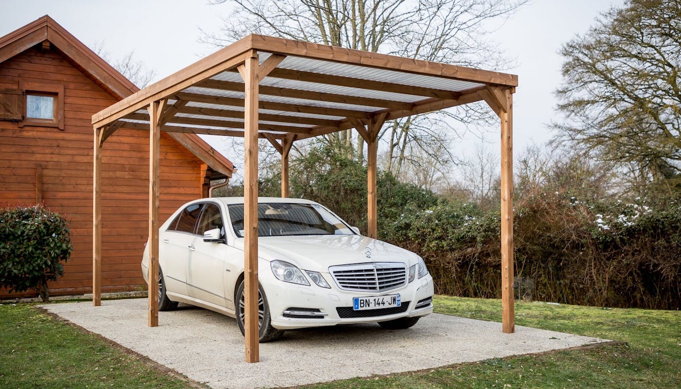 carport en bois avec mercedes blanche en dessous