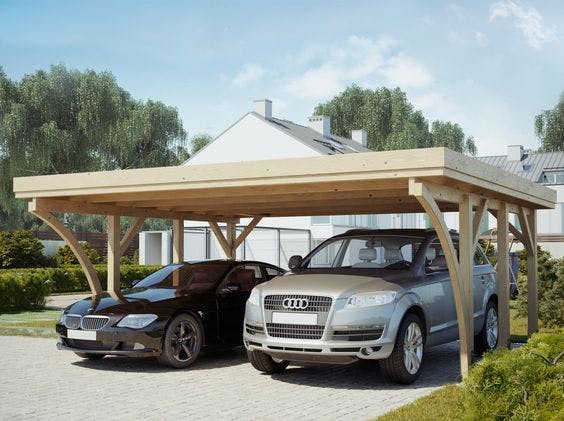 carport en bois double avec deux voitures de différentes tailles dessous