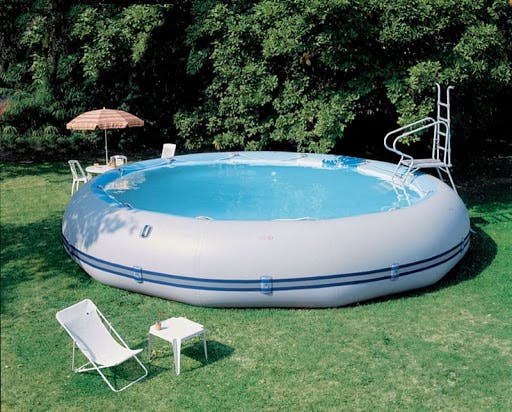 piscine gonflable avec mobilier de jardin autour