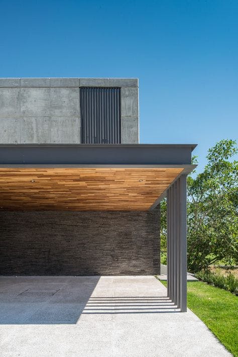 carport en métal vide 