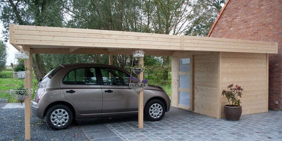 carport en bois clair avec un cabanon