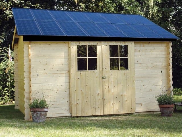 abri de jardin en bois avec des panneaux solaires sur le toit