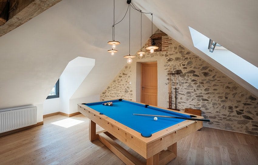 aménagement des combles en salle de jeux avec billard