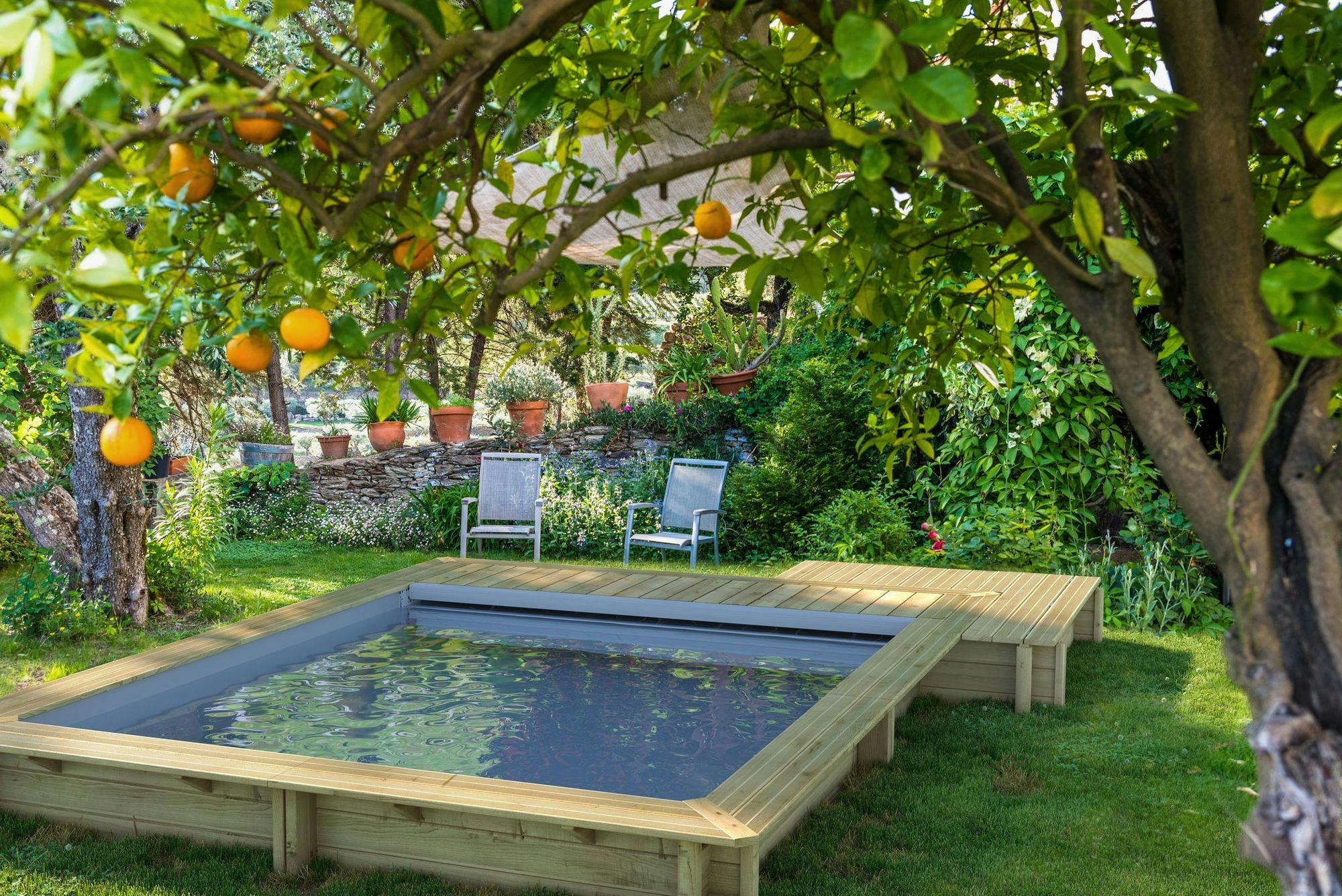 piscine hors sol rectangulaire en bois dans un jardin
