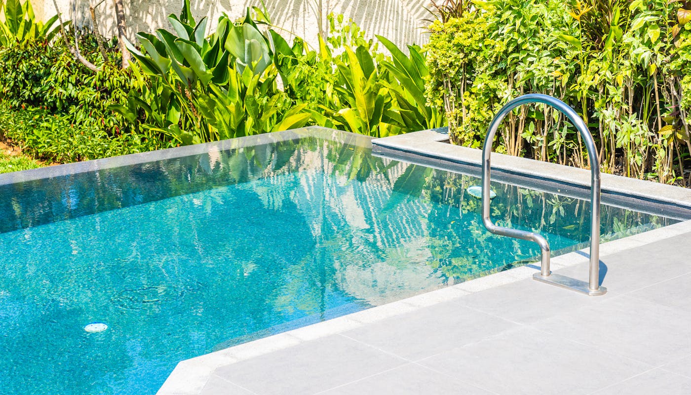 piscine dans un jardin