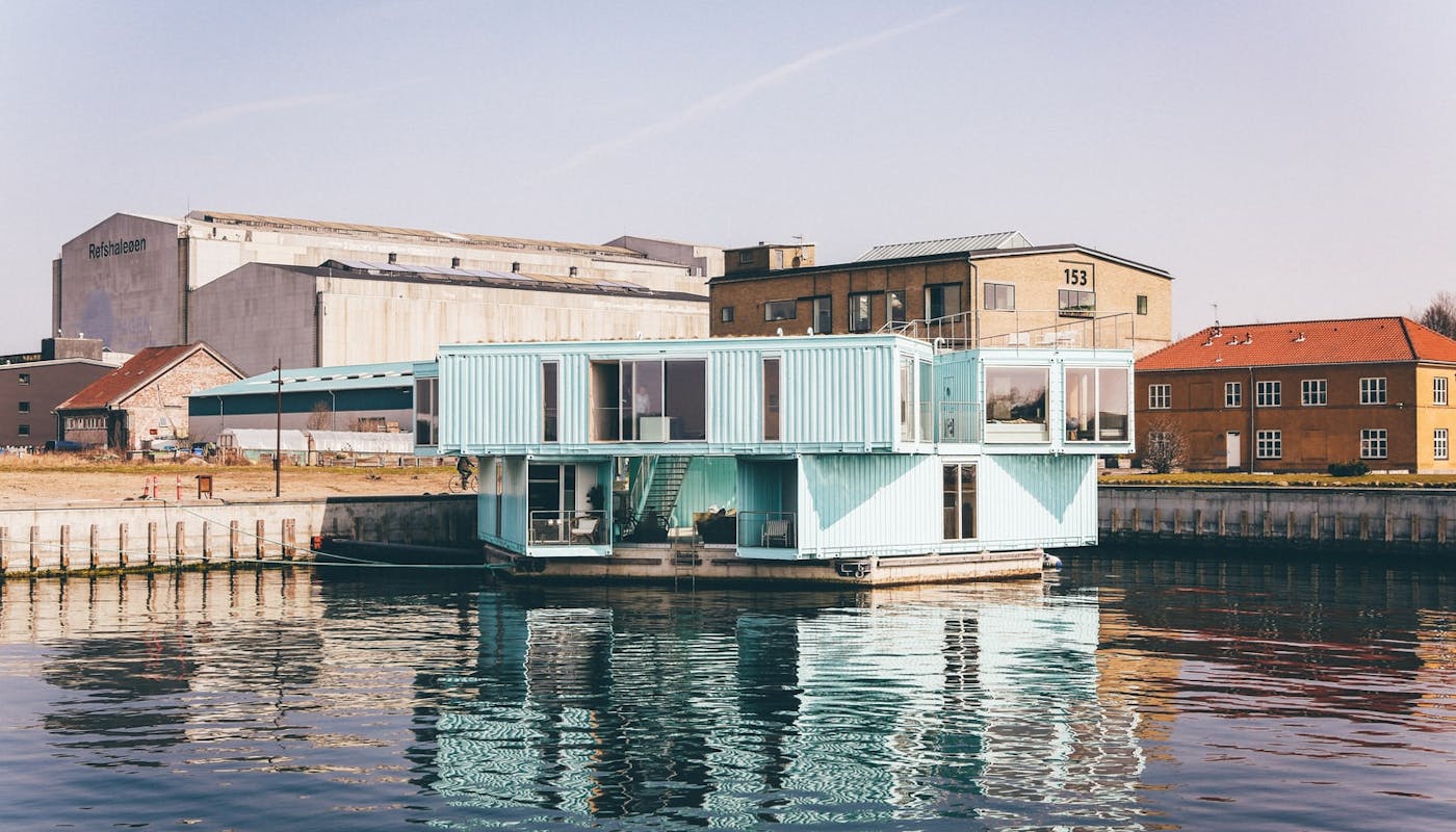 maison conteneur sur l'eau